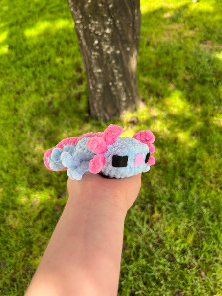 Yarn: Light Blue & Bubblegum Hook: 4.5 mm Felt: Light Pink & Black